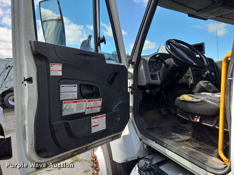 image for item EJ8730 2016 International 7400 refuse truck