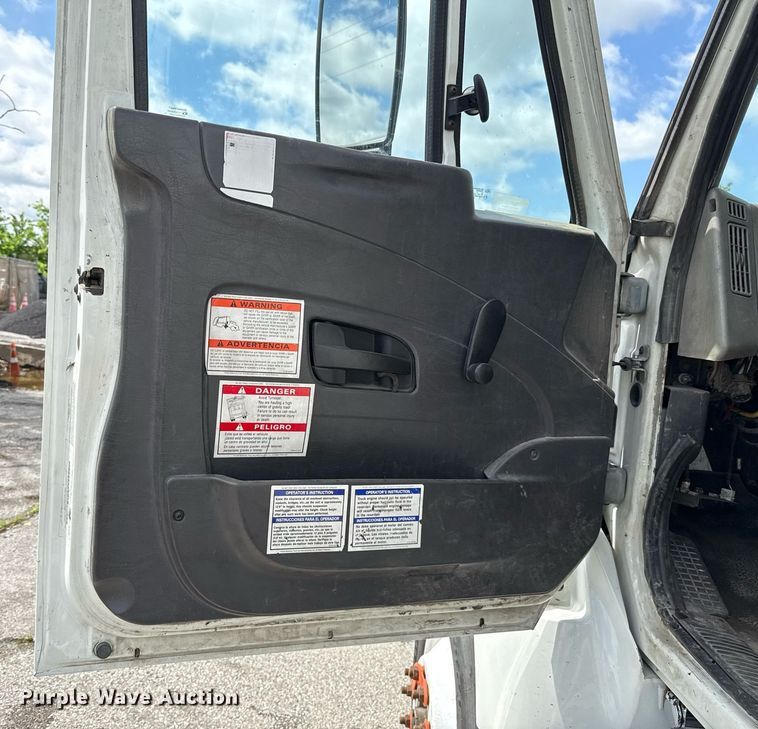 image for item EJ8731 2016 International 7400  refuse truck