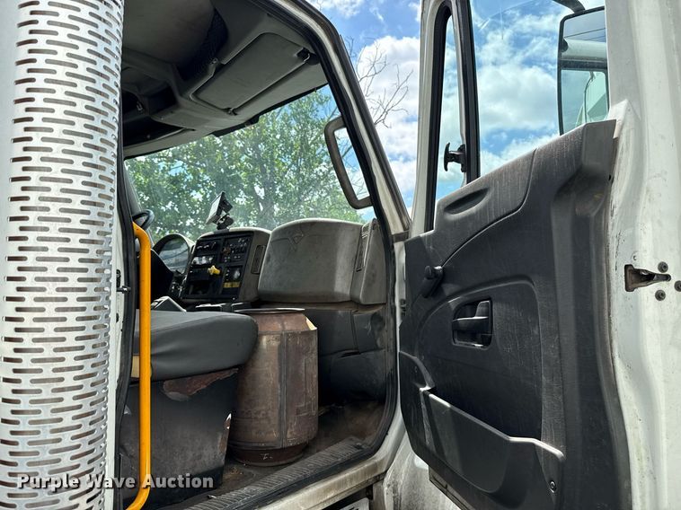 image for item EJ8731 2016 International 7400  refuse truck