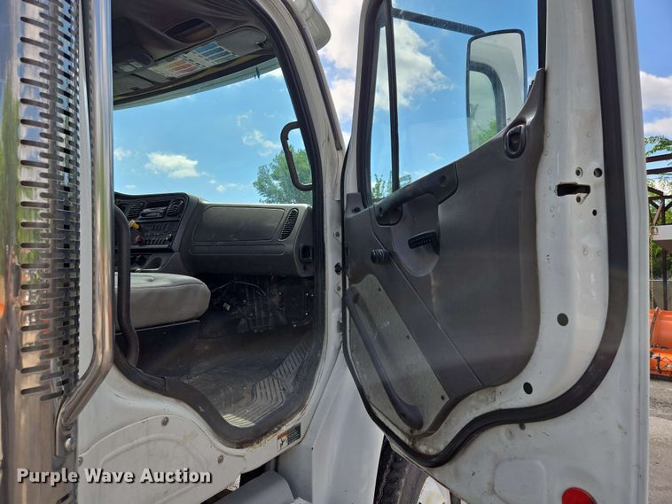 image for item EJ8732 2013 Freightliner Business Class M2 refuse truck