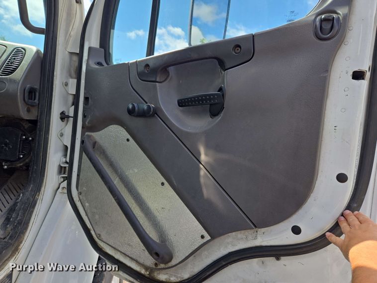 image for item EJ8732 2013 Freightliner Business Class M2 refuse truck