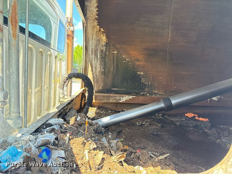 image for item EJ8733 2011 Freightliner Business Class M2 refuse truck