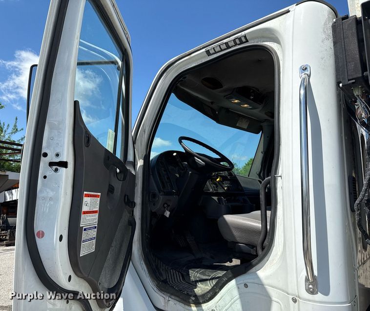 image for item EJ8733 2011 Freightliner Business Class M2 refuse truck