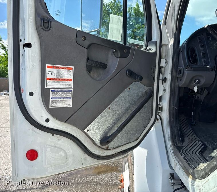 image for item EJ8733 2011 Freightliner Business Class M2 refuse truck