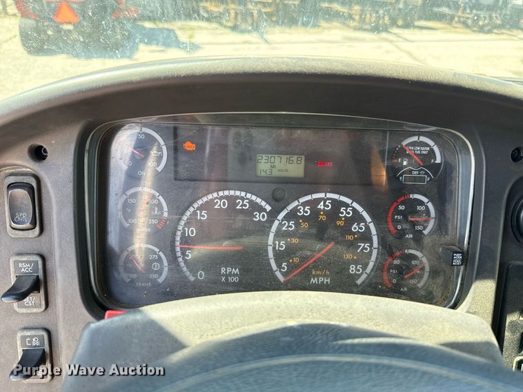 image for item EJ8733 2011 Freightliner Business Class M2 refuse truck