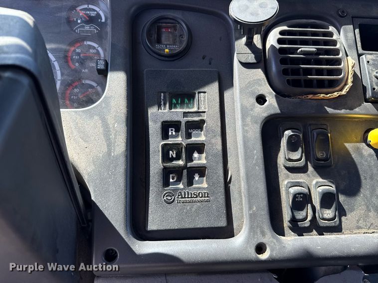 image for item EJ8733 2011 Freightliner Business Class M2 refuse truck