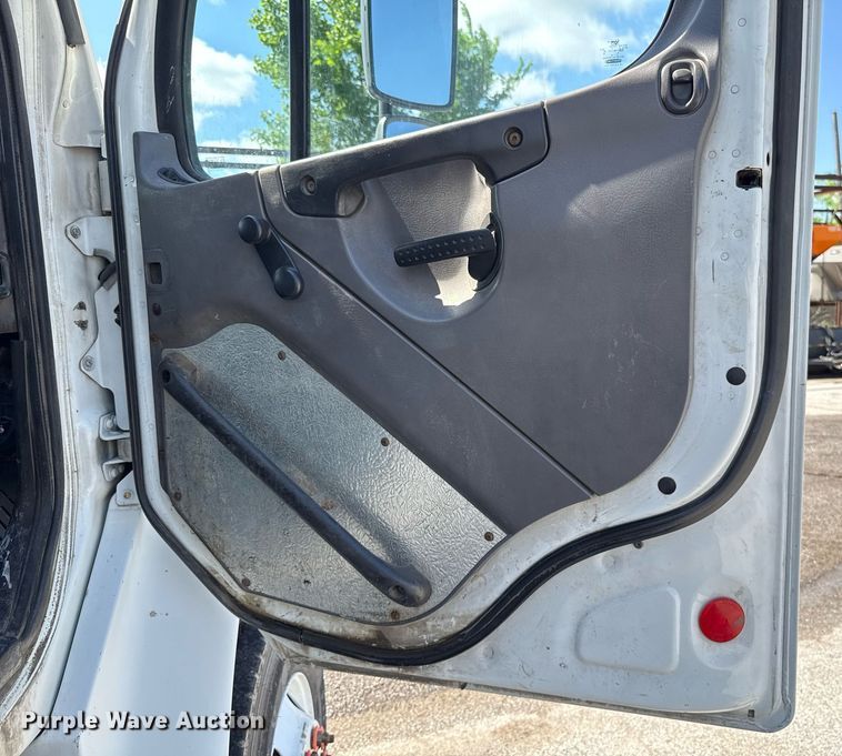 image for item EJ8733 2011 Freightliner Business Class M2 refuse truck