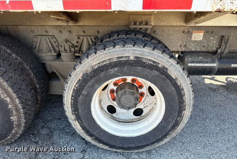 image for item EJ8733 2011 Freightliner Business Class M2 refuse truck