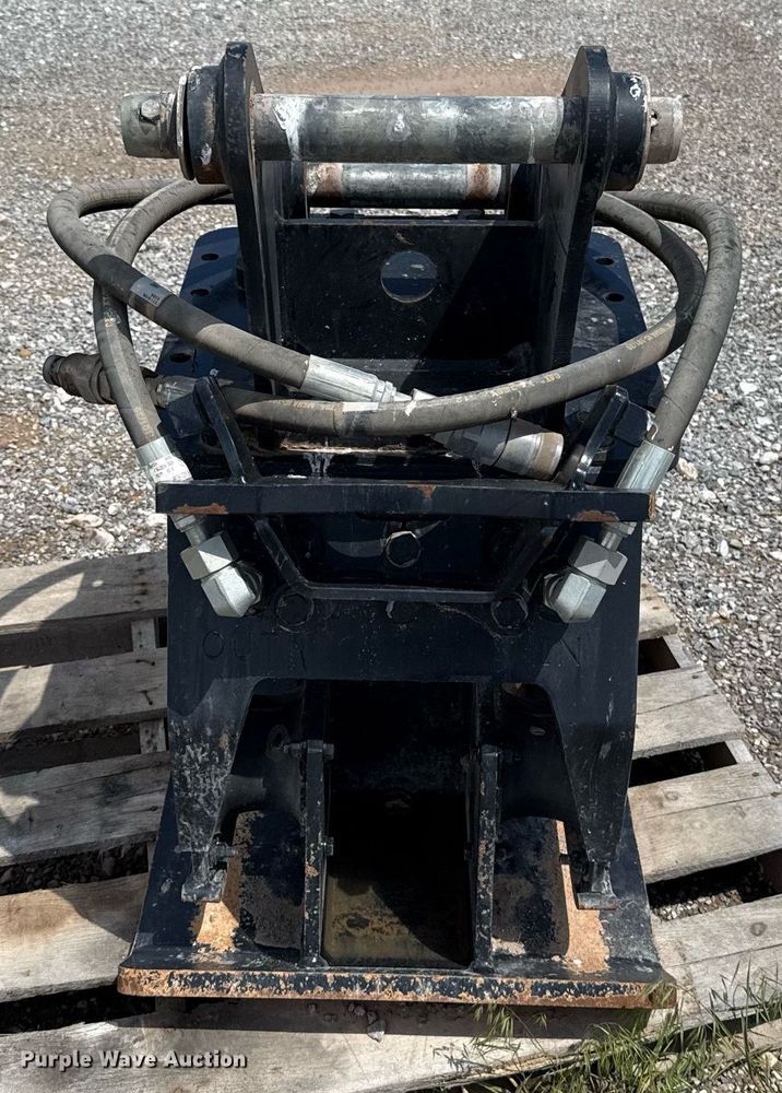 image for item EJ8769 2014 Caterpillar CVP40 excavator plate compactor