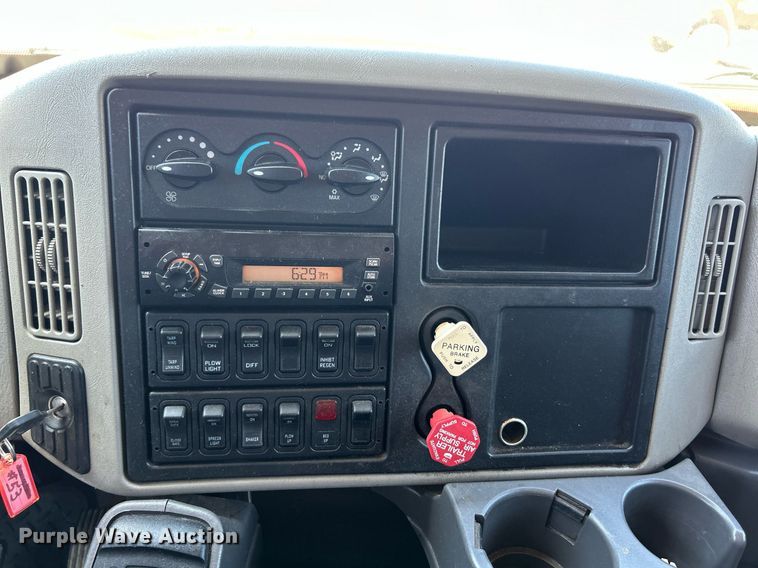 image for item EK2952 2010 International SA525 dump truck