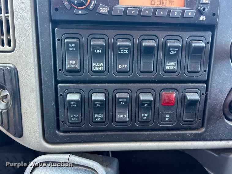 image for item EK2952 2010 International SA525 dump truck