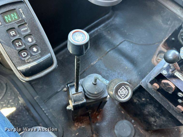 image for item EK2952 2010 International SA525 dump truck