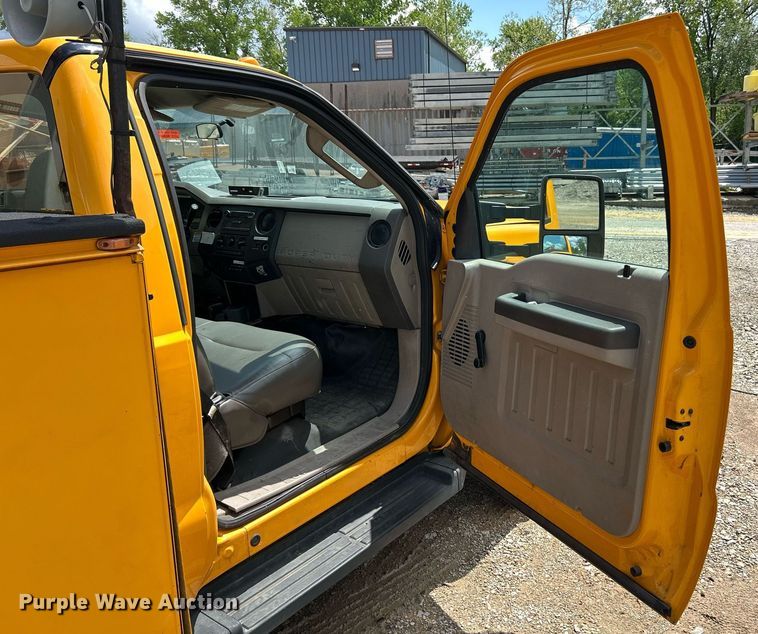 image for item EK8015 2009 Ford F550 Super Duty XL bucket truck