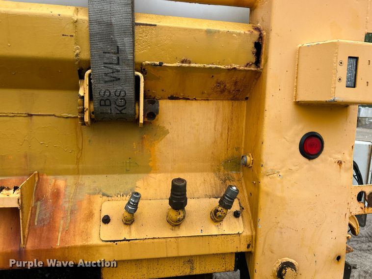 image for item EK8016 2006 International SA525 dump truck