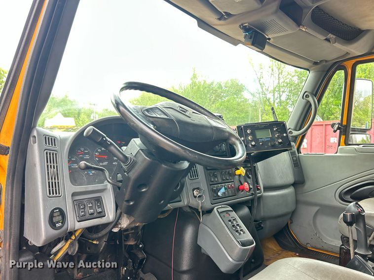 image for item EK8016 2006 International SA525 dump truck