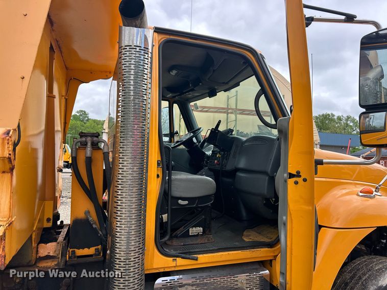 image for item EK8016 2006 International SA525 dump truck