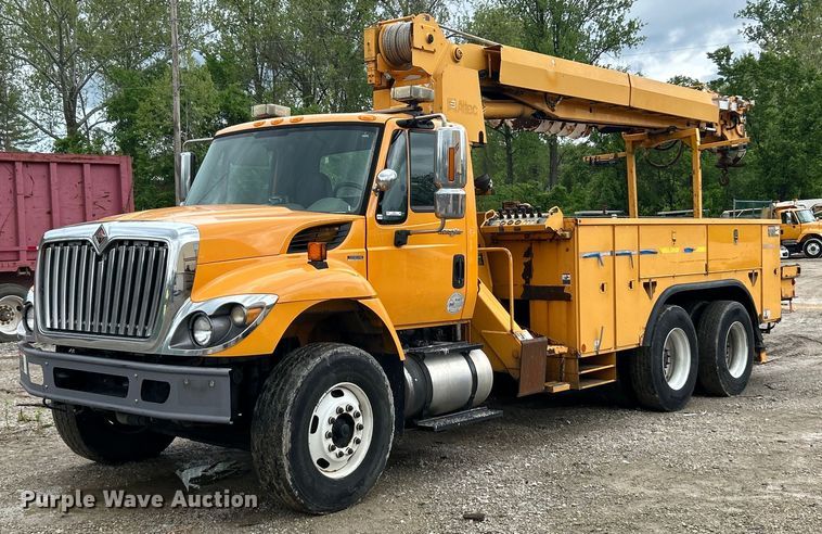 image for item EK8017 2010 International SF625 digger derrick truck