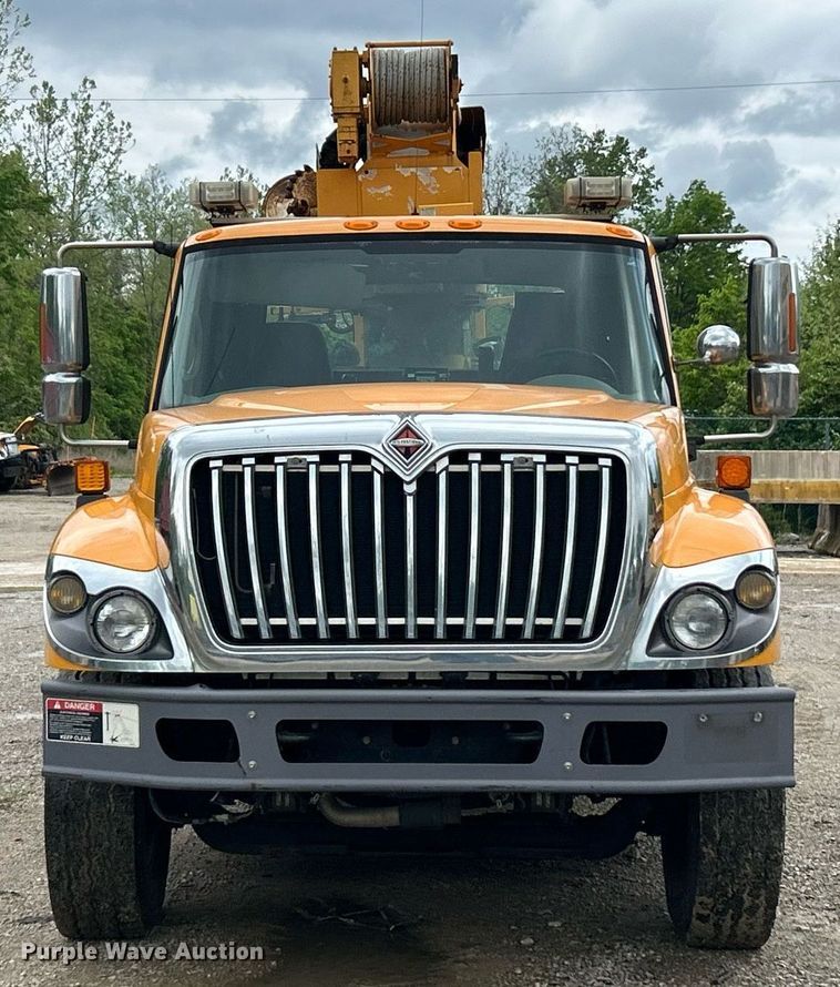 image for item EK8017 2010 International SF625 digger derrick truck