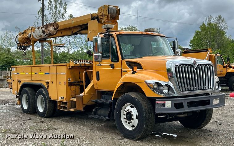 image for item EK8017 2010 International SF625 digger derrick truck