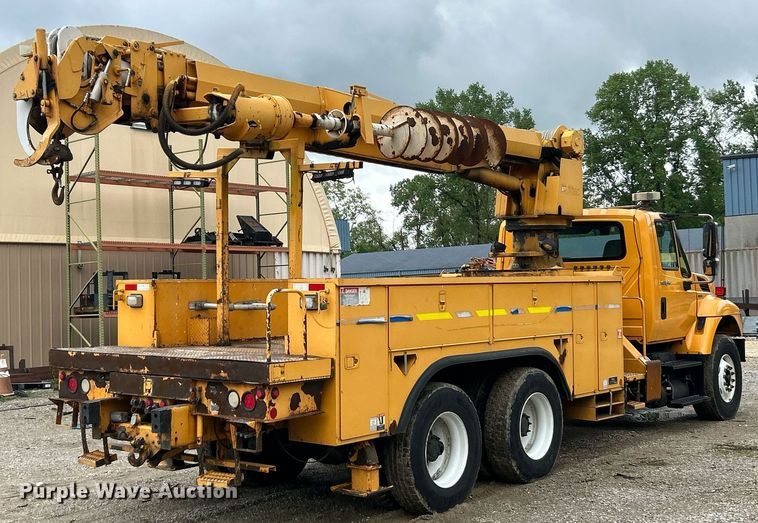 image for item EK8017 2010 International SF625 digger derrick truck