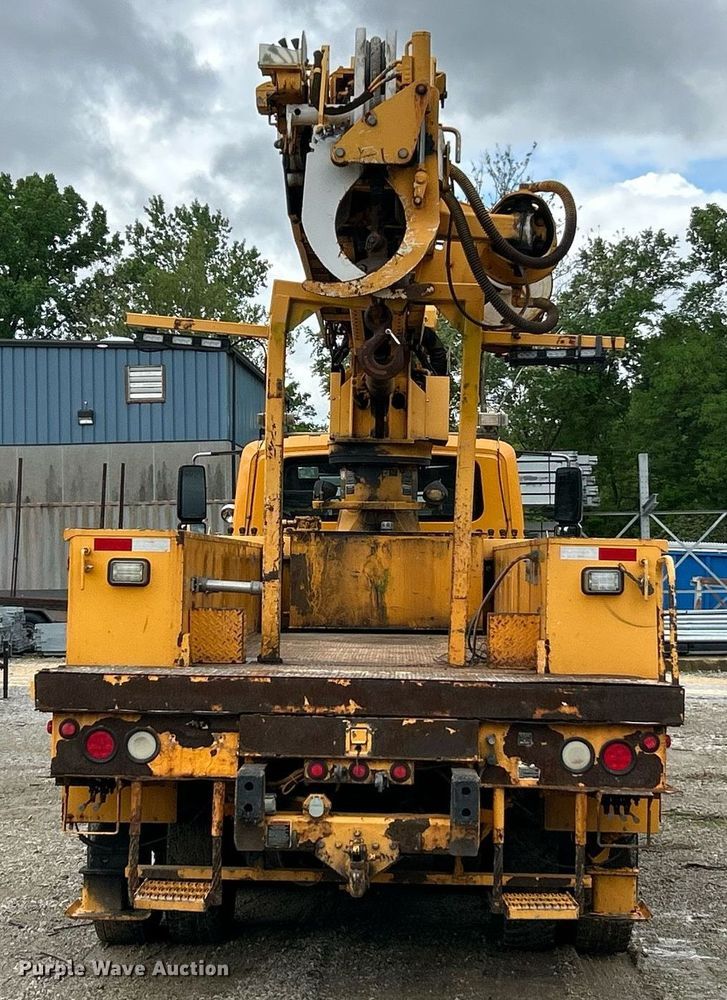 image for item EK8017 2010 International SF625 digger derrick truck