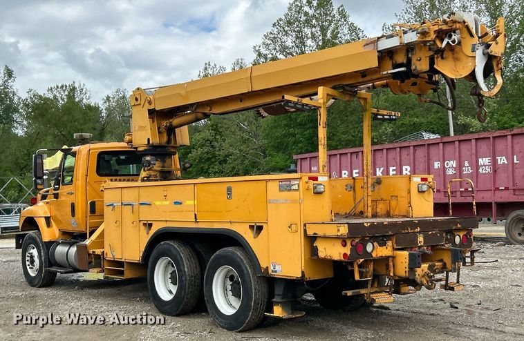 image for item EK8017 2010 International SF625 digger derrick truck