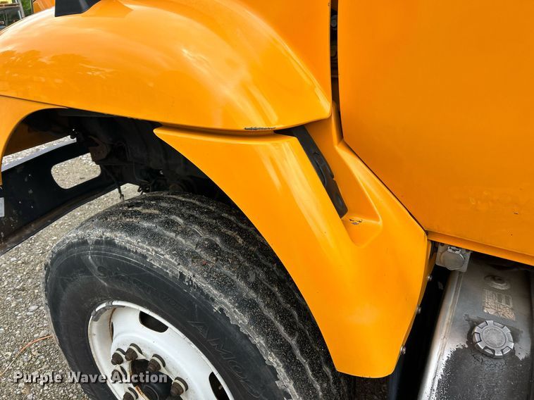 image for item EK8017 2010 International SF625 digger derrick truck