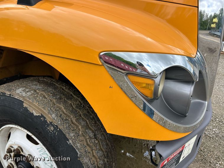 image for item EK8017 2010 International SF625 digger derrick truck