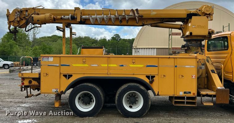 image for item EK8017 2010 International SF625 digger derrick truck