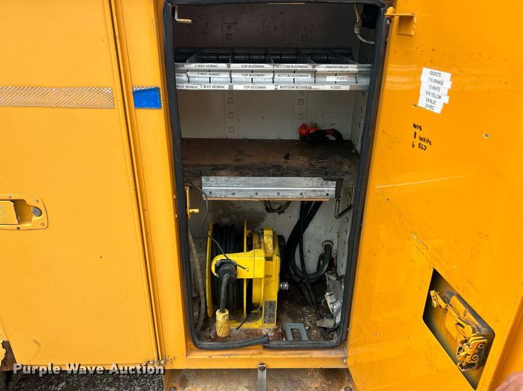 image for item EK8017 2010 International SF625 digger derrick truck