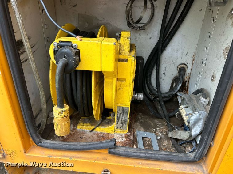 image for item EK8017 2010 International SF625 digger derrick truck