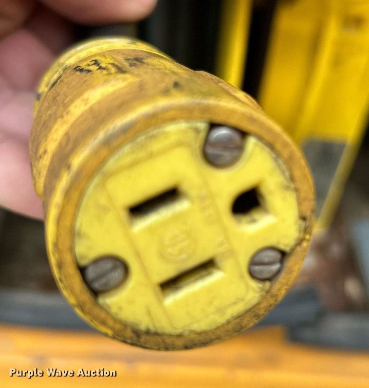 image for item EK8017 2010 International SF625 digger derrick truck