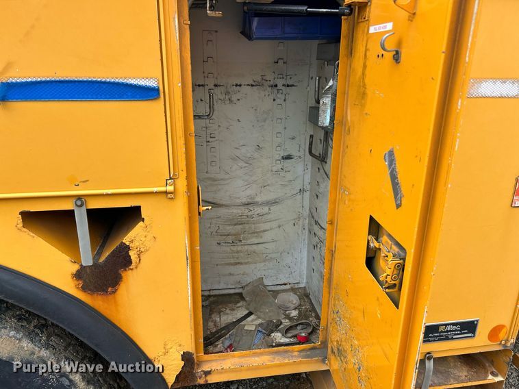 image for item EK8017 2010 International SF625 digger derrick truck