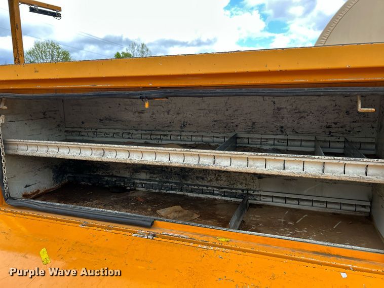 image for item EK8017 2010 International SF625 digger derrick truck