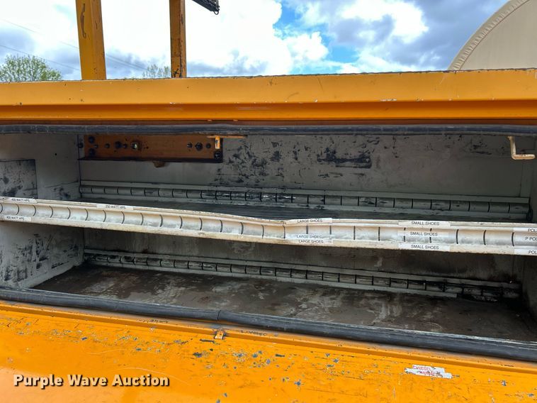 image for item EK8017 2010 International SF625 digger derrick truck