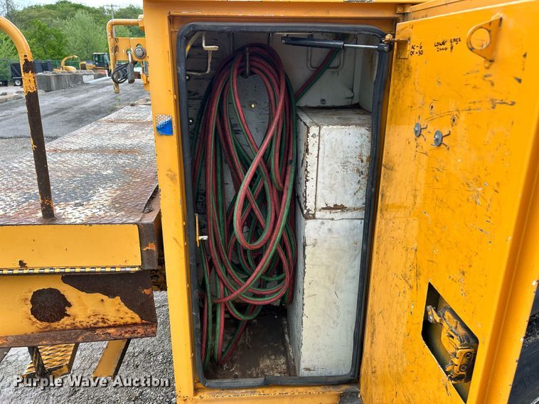 image for item EK8017 2010 International SF625 digger derrick truck