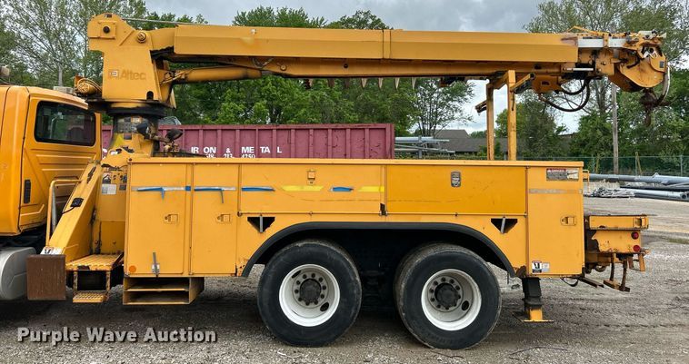 image for item EK8017 2010 International SF625 digger derrick truck