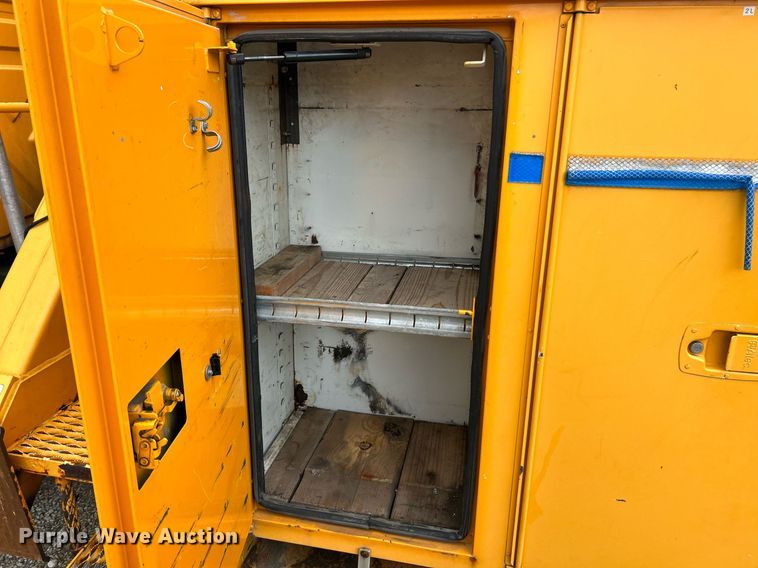 image for item EK8017 2010 International SF625 digger derrick truck