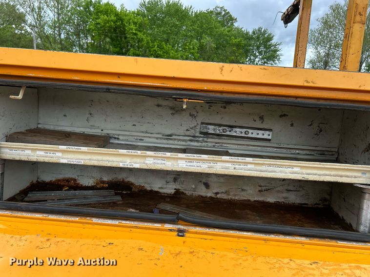 image for item EK8017 2010 International SF625 digger derrick truck