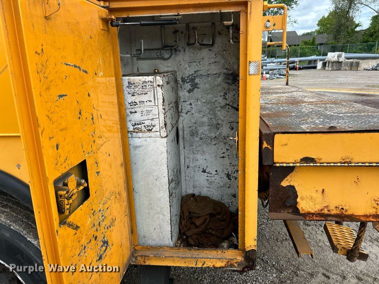 image for item EK8017 2010 International SF625 digger derrick truck