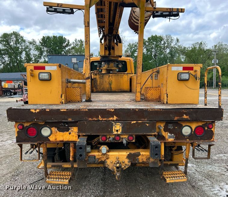 image for item EK8017 2010 International SF625 digger derrick truck