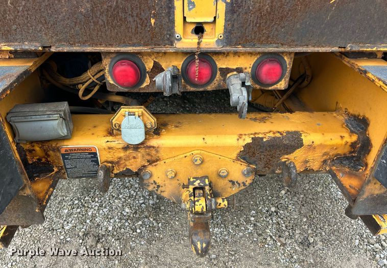 image for item EK8017 2010 International SF625 digger derrick truck