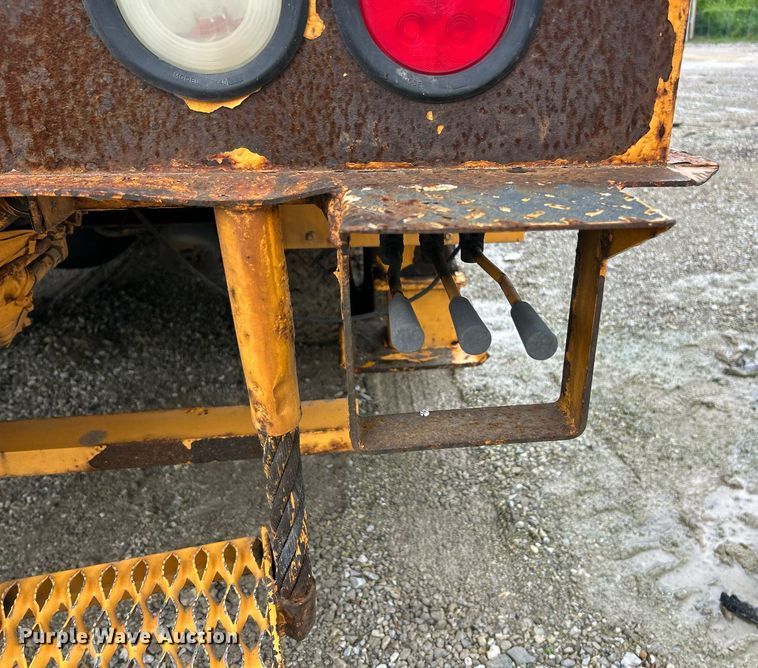 image for item EK8017 2010 International SF625 digger derrick truck