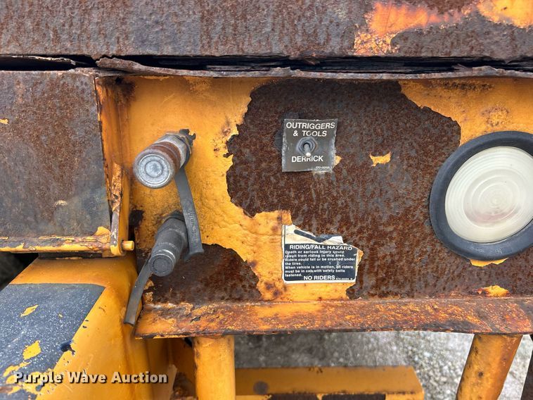 image for item EK8017 2010 International SF625 digger derrick truck