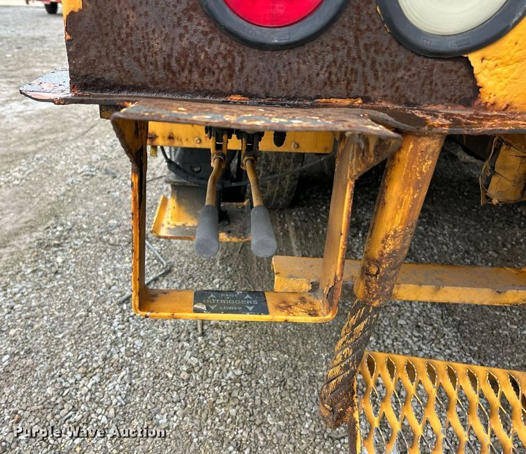 image for item EK8017 2010 International SF625 digger derrick truck