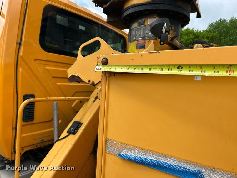 image for item EK8017 2010 International SF625 digger derrick truck