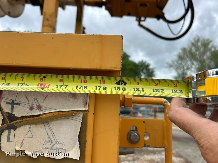 image for item EK8017 2010 International SF625 digger derrick truck