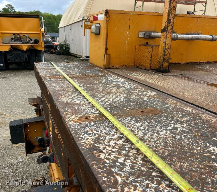 image for item EK8017 2010 International SF625 digger derrick truck