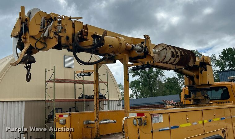 image for item EK8017 2010 International SF625 digger derrick truck