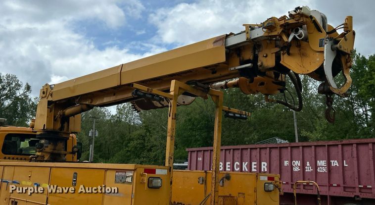 image for item EK8017 2010 International SF625 digger derrick truck